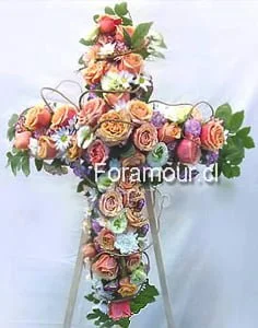 Cruz de rosas y flores mixtas