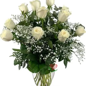 Florero de rosas blancas y complementos