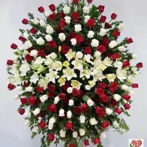 Gran pedestal bicolor de rosas y liliums en atril