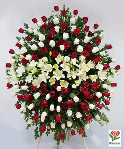 Gran pedestal bicolor de rosas y liliums en atril