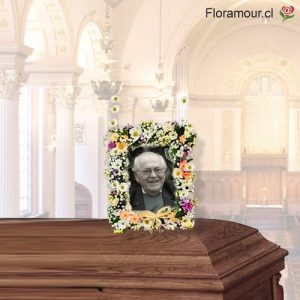 In memorian - Marco de flores con retrato