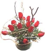 Pecera de vidrio con rosas