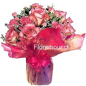 Saco de rosas y claveles en papel de arroz