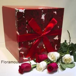 Caja cubo "TE AMO" con 15 rosas seleccionadas.
