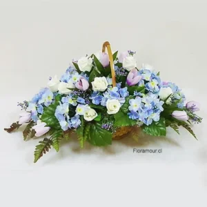 Canasta de hortensias, tulipanes y rosas